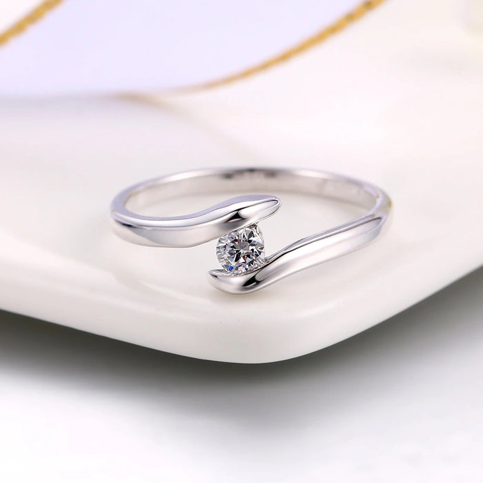 Δαχτυλίδι με καμπύλη ζώνη σε ασημί και λαμπερό διαμάντι στο κέντρο