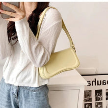 Cadence - Τσάντα Ώμου από Vegan Δέρμα με Κυματιστό Καπάκι