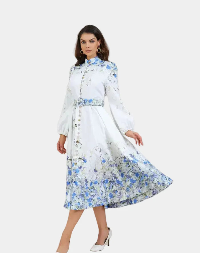 Amelia – Διαχρονική κομψότητα σε φλοράλ μπλε με ψηλό λαιμό