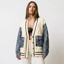 Cora – Πλεκτή ζακέτα patchwork με χαλαρό τζιν