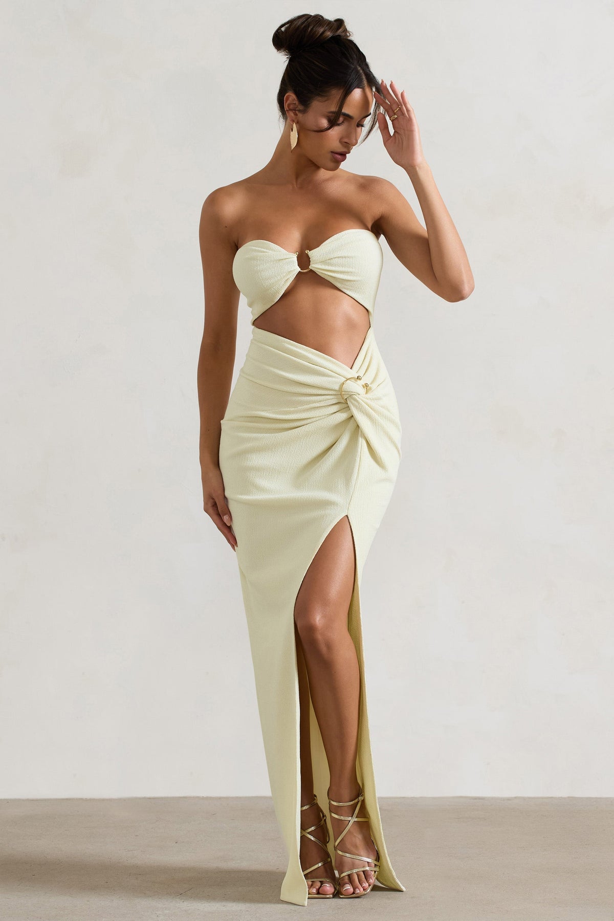 Cancun™ | Εcru strapless maxi φόρεμα με κοψίματα και στροφή